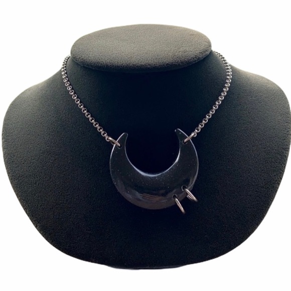 Black & glitter resin pierced moon necklace - Picture 2 of 13